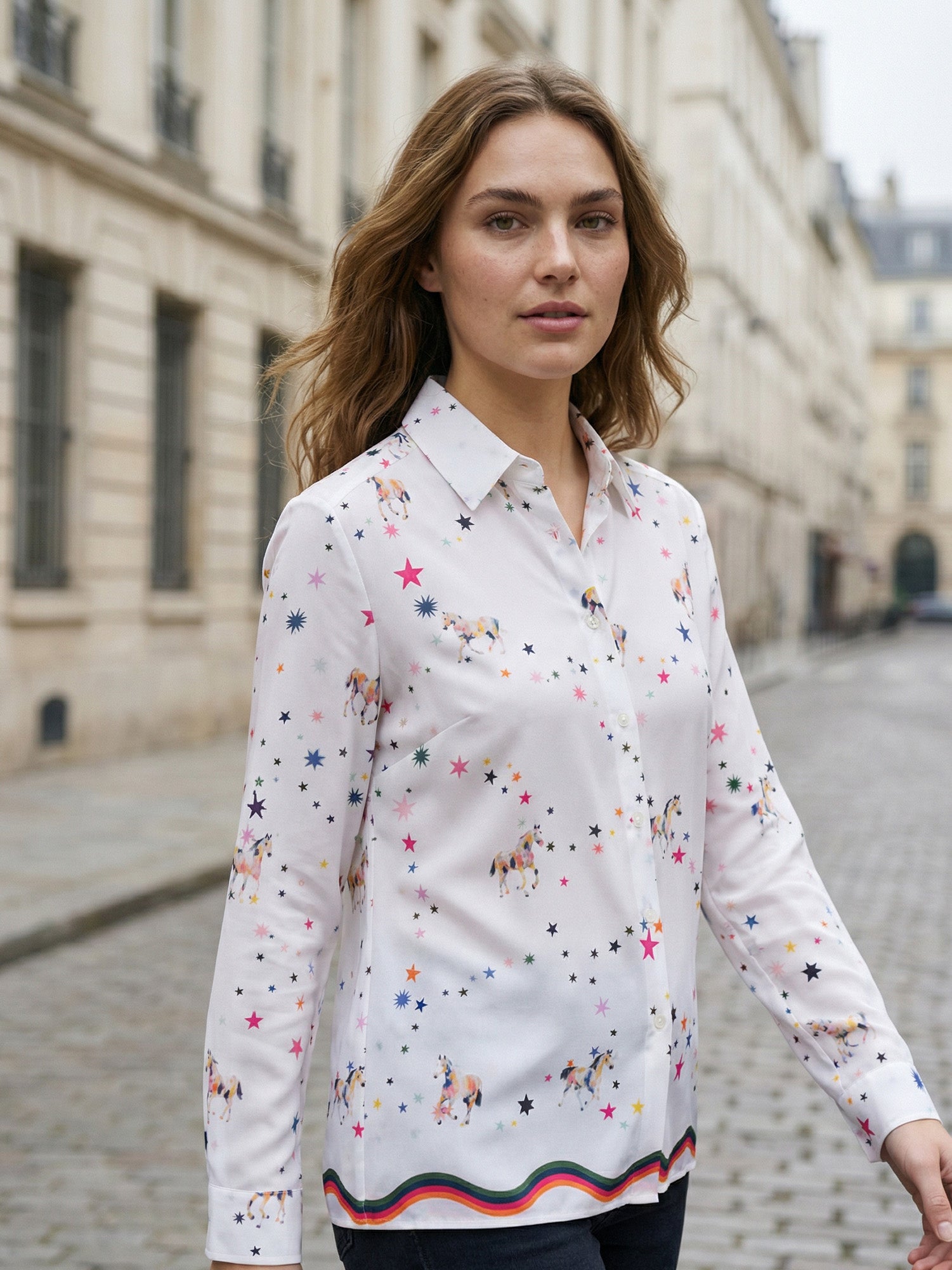 CAMISA BLANCA ESTAMPADO CABALLOS Y ESTRELLAS