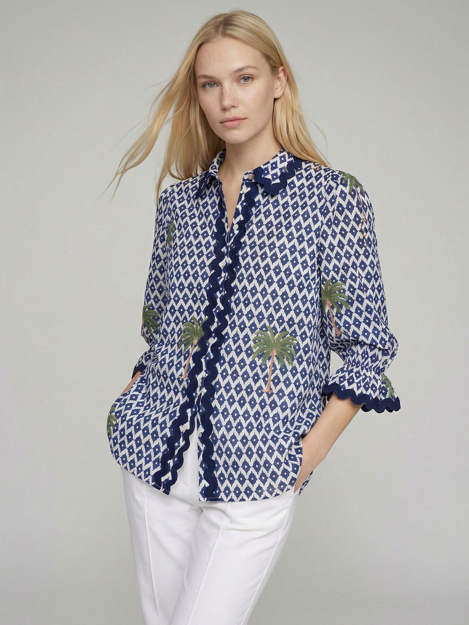CAMISA ESTAMPADO GEOMÉTRICO Y PALMERAS
