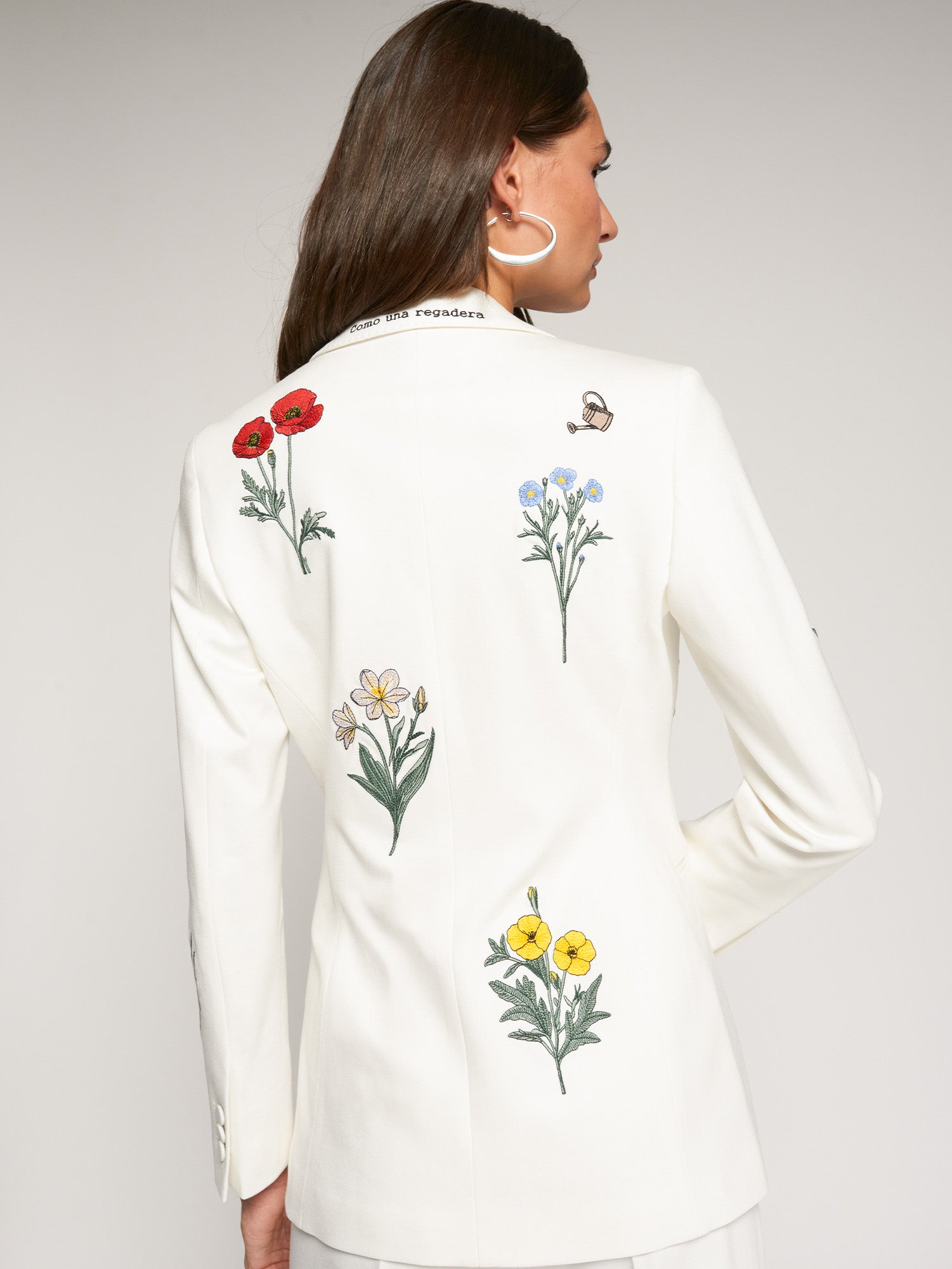 CHAQUETA BLANCA FLORES BORDADAS