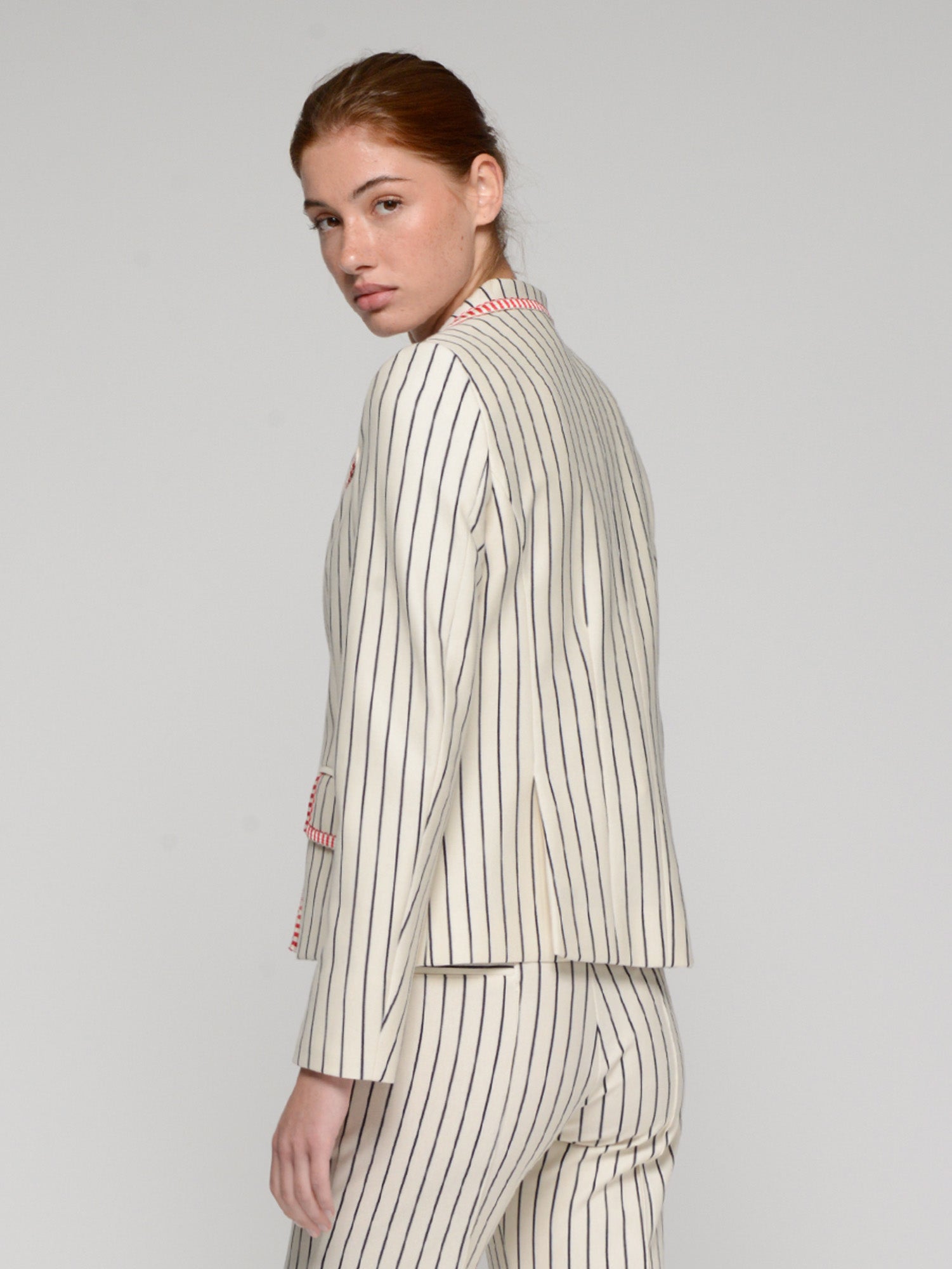 CHAQUETA RAYAS MARINO RIBETE ROJO