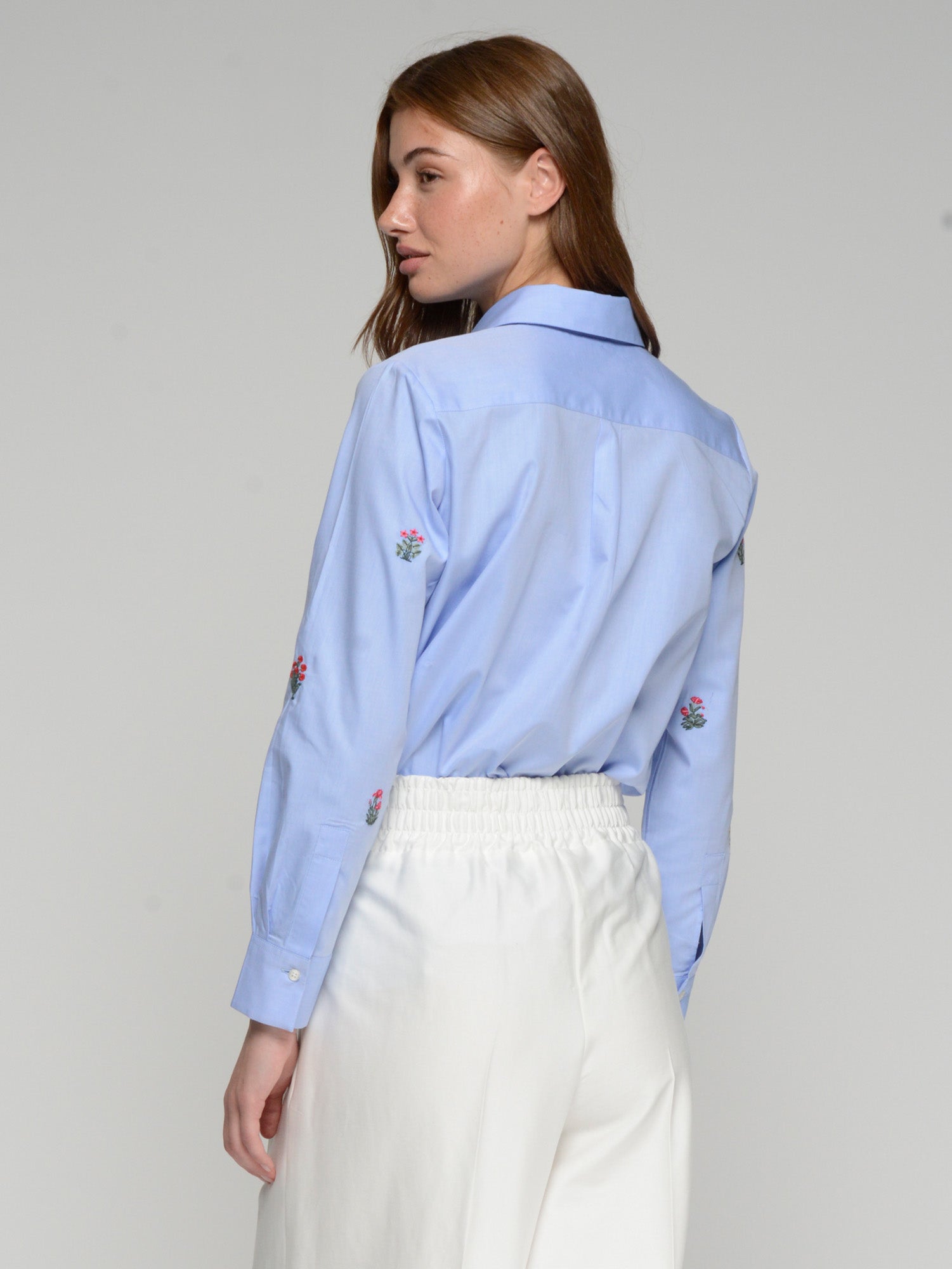 CAMISA AZUL BORDADOS FLORALES