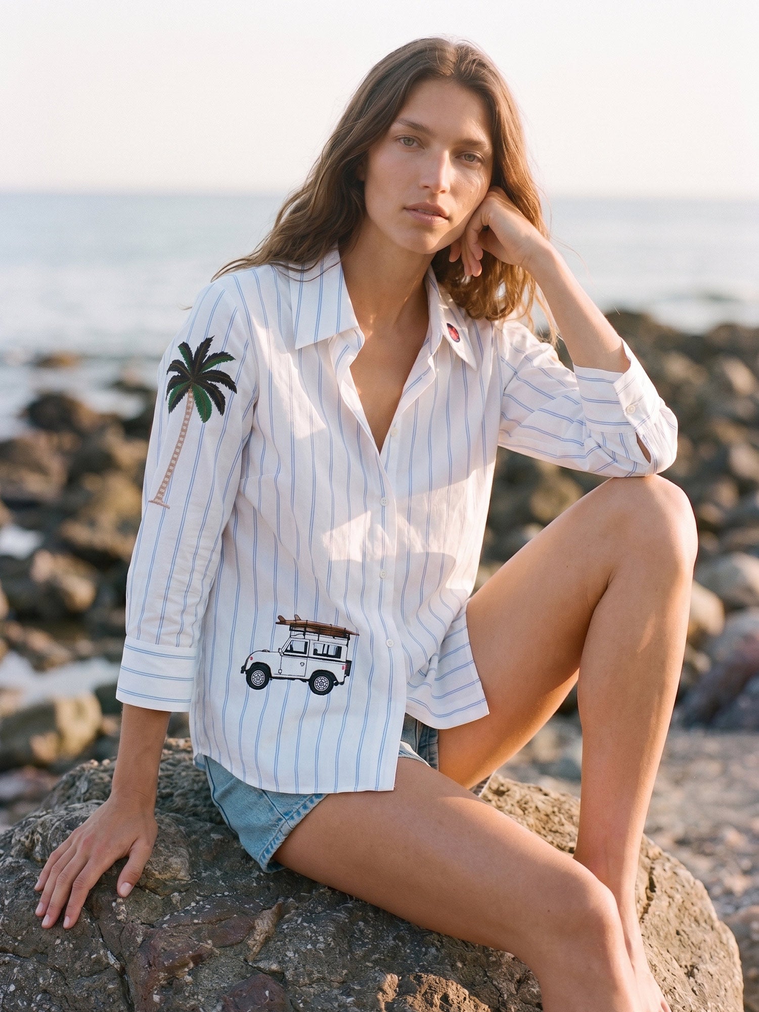 CAMISA BLANCA RAYAS AZULES BORDADO SURF