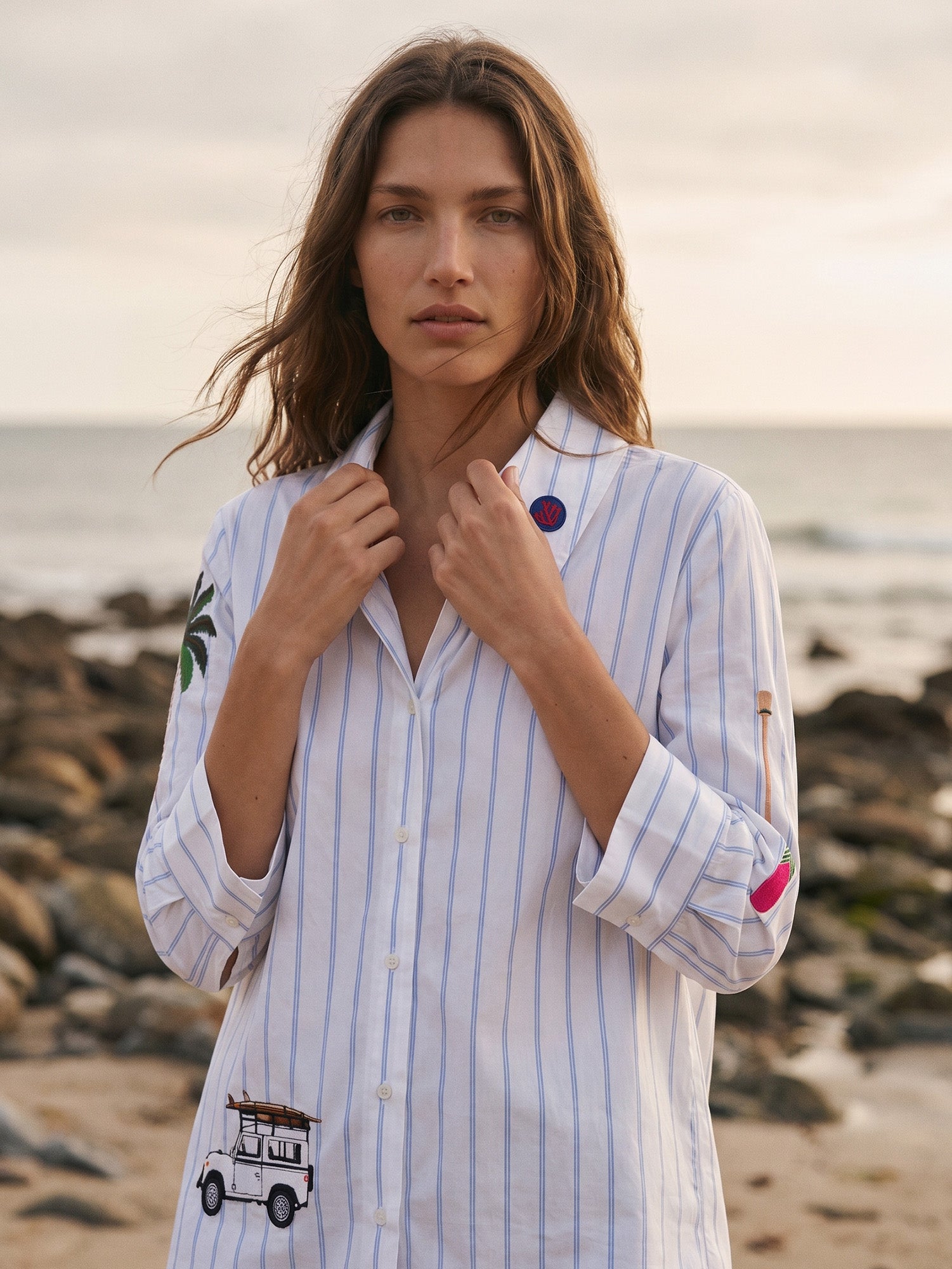 CAMISA BLANCA RAYAS AZULES BORDADO SURF