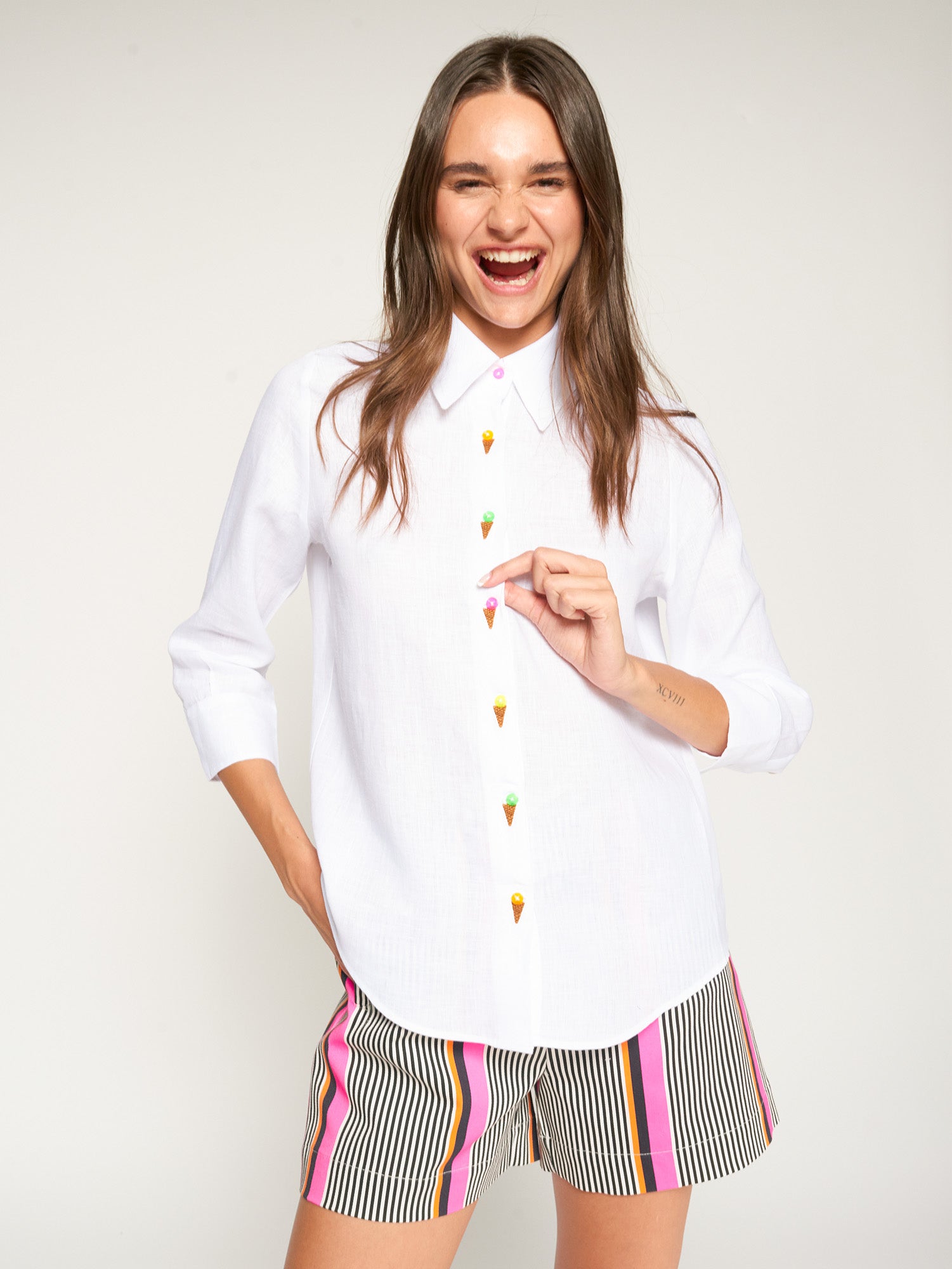 CAMISA BLANCA HELADOS BORDADOS