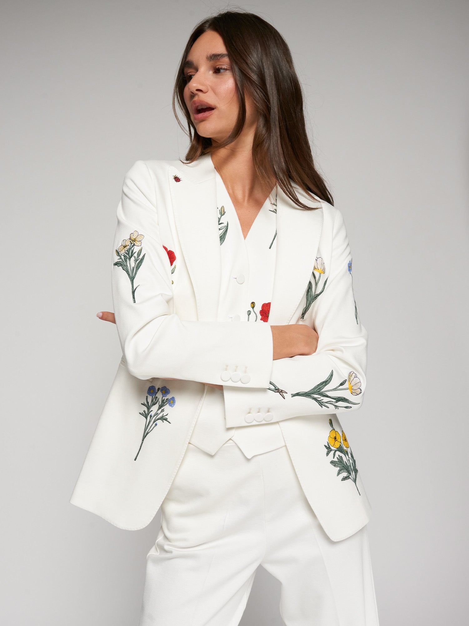 CHAQUETA BLANCA FLORES BORDADAS