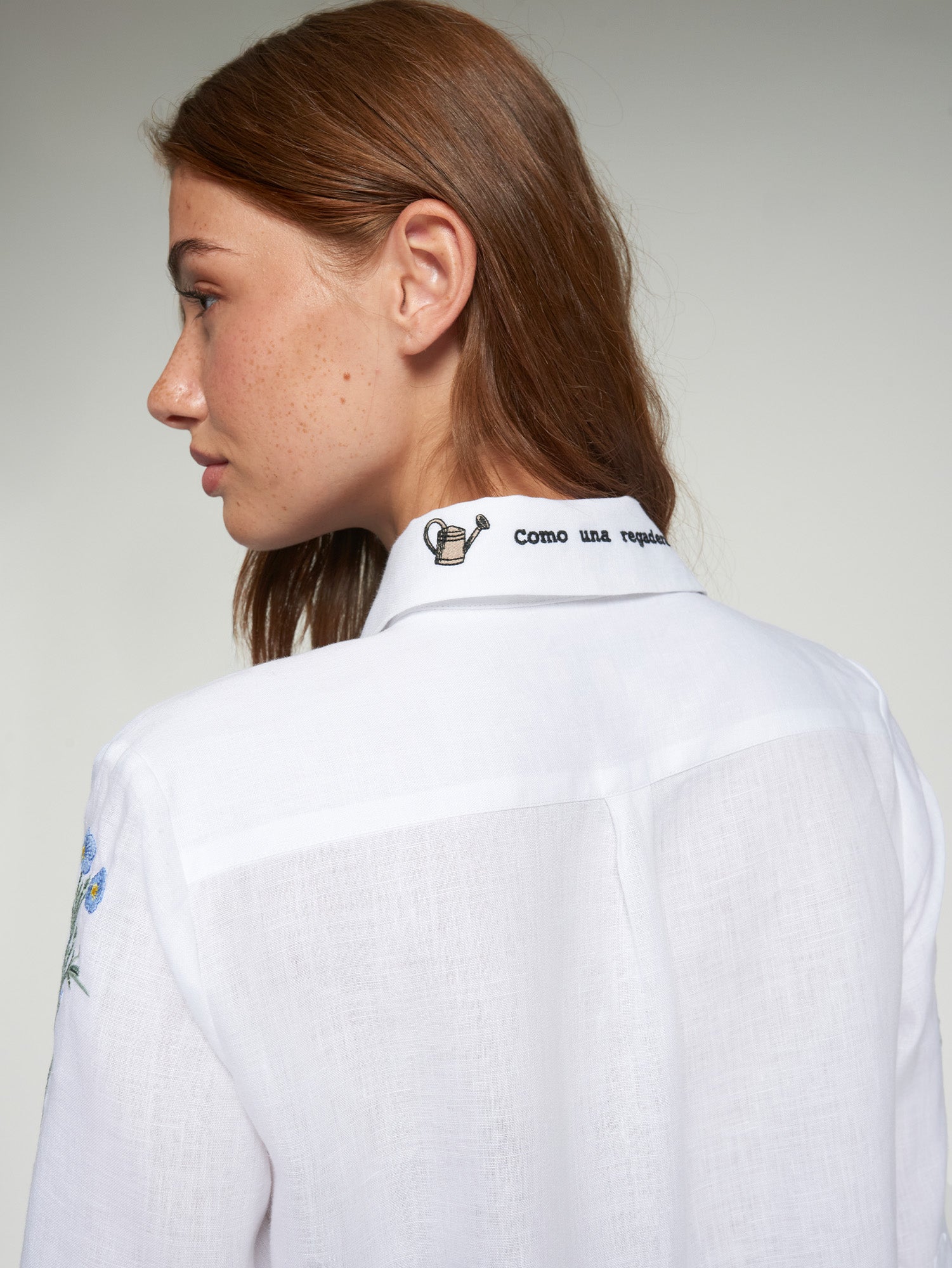CAMISA BLANCA FLORES BORDADAS