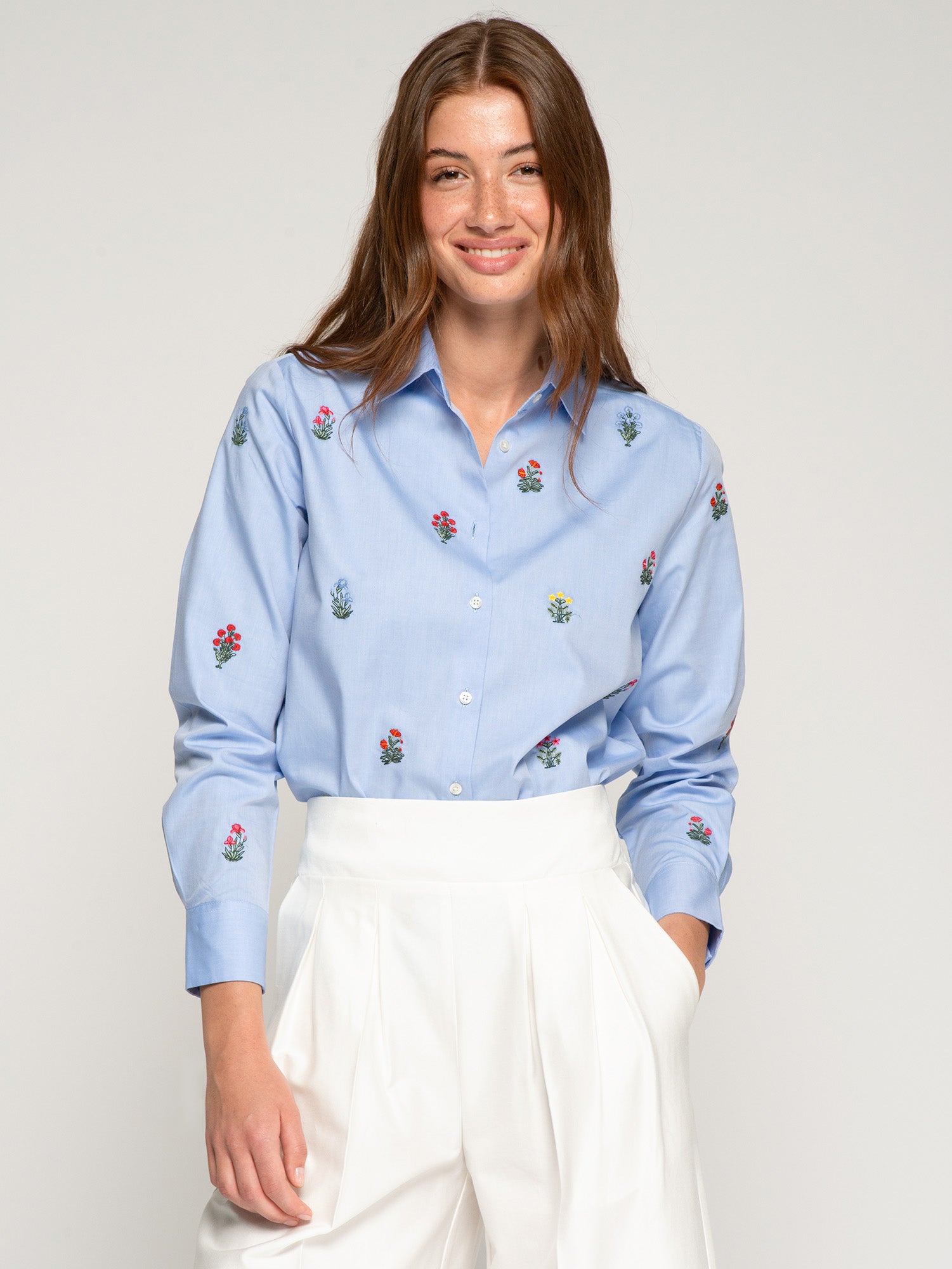 CAMISA AZUL BORDADOS FLORALES