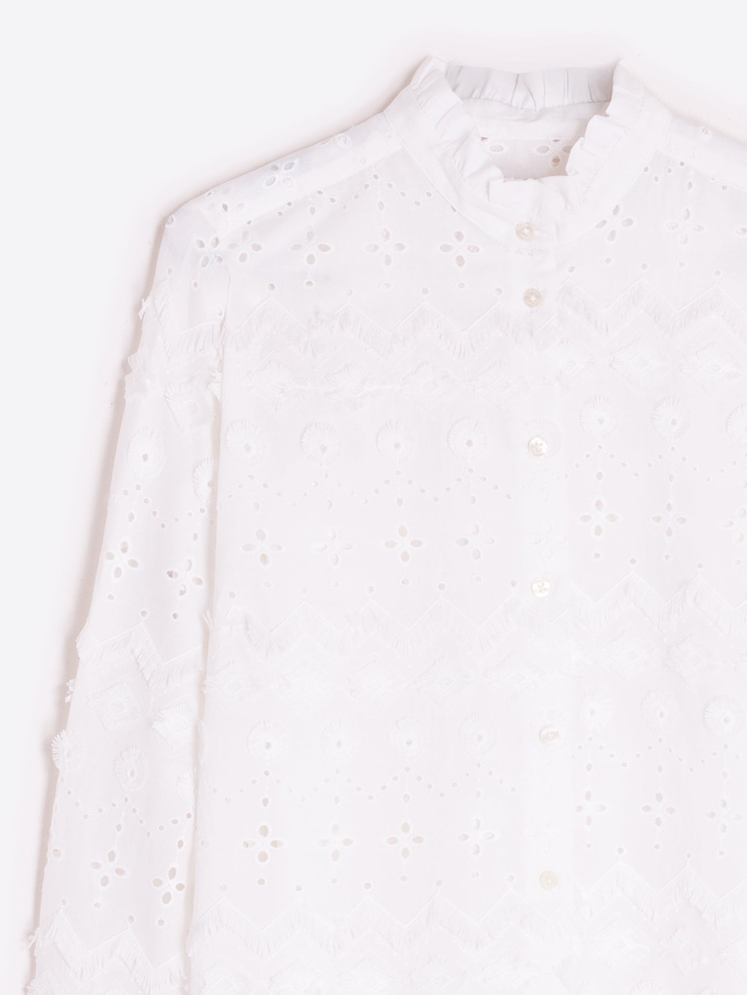 CAMISA BLANCA BORDADA DE OJALILLOS