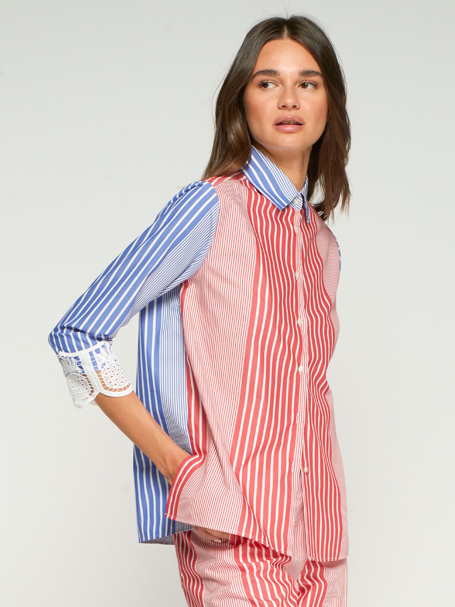 CAMISA RAYAS ROJAS Y AZULES PUÑO ENCAJE