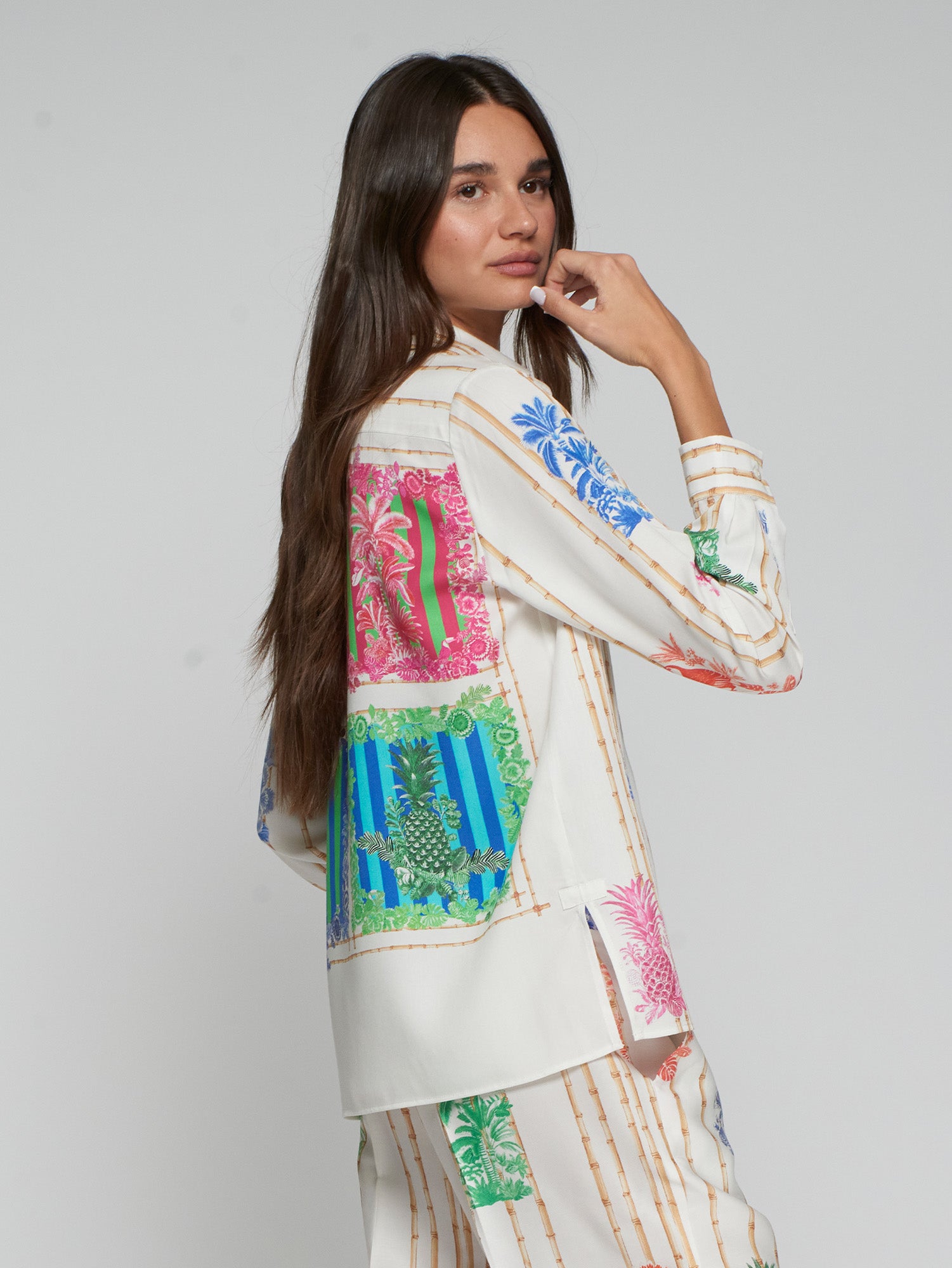 CAMISA ESTAMPADO BAMBÚ Y MOTIVOS TROPICALES